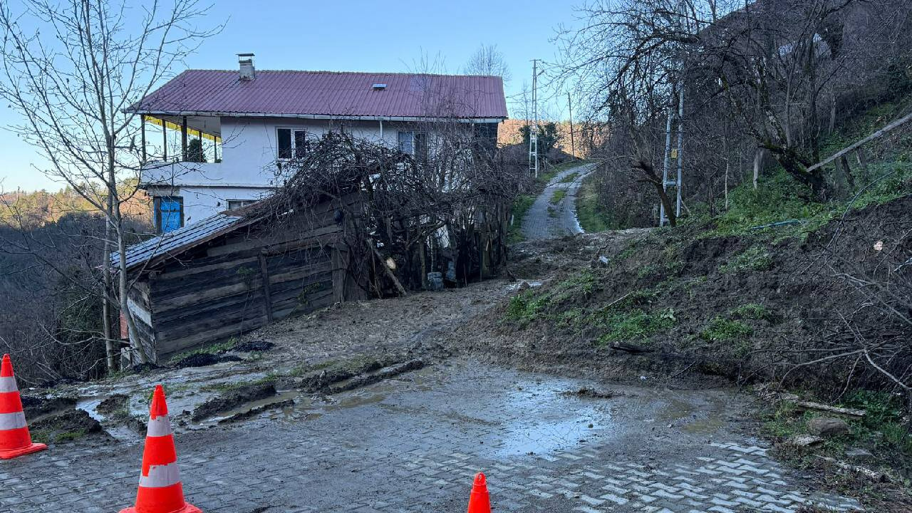 Bartın’da Heyelan Sonrası Yollar Kapandı