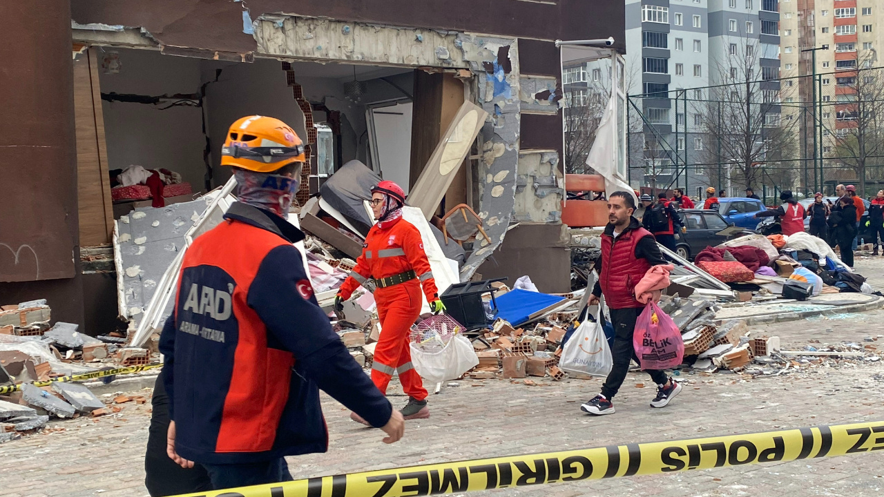 Beylikdüzü’ndeki Patlamada ‘İntihar’ İddiası! Apartman Sakinleri Anlattı: ‘Eşi ve Çocukları Bir Gün Önce Terk Etmiş…’