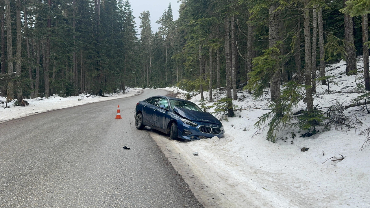 Bolu’da Lüks Otomobil Kontrolden Çıkıp Kara Saplandı