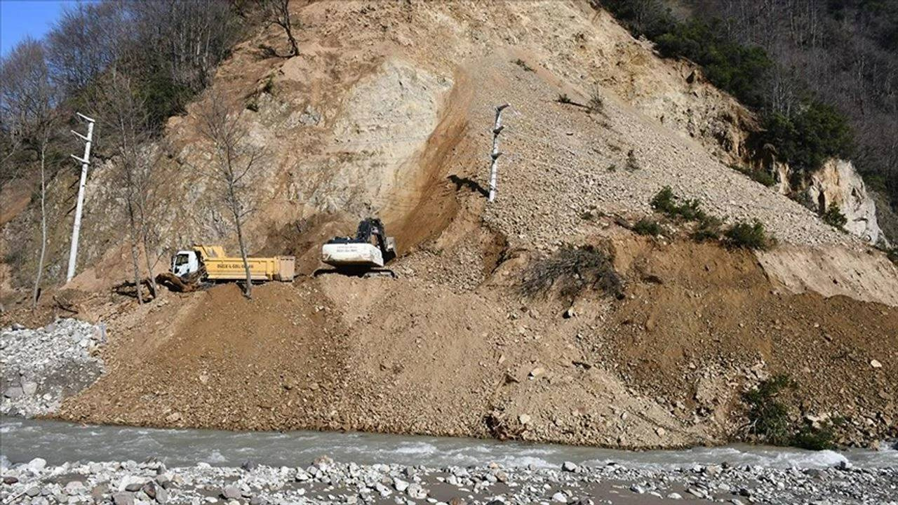 Düzce’de Heyelan Felaketi! 2 Köy Yolu Ulaşıma Kapandı