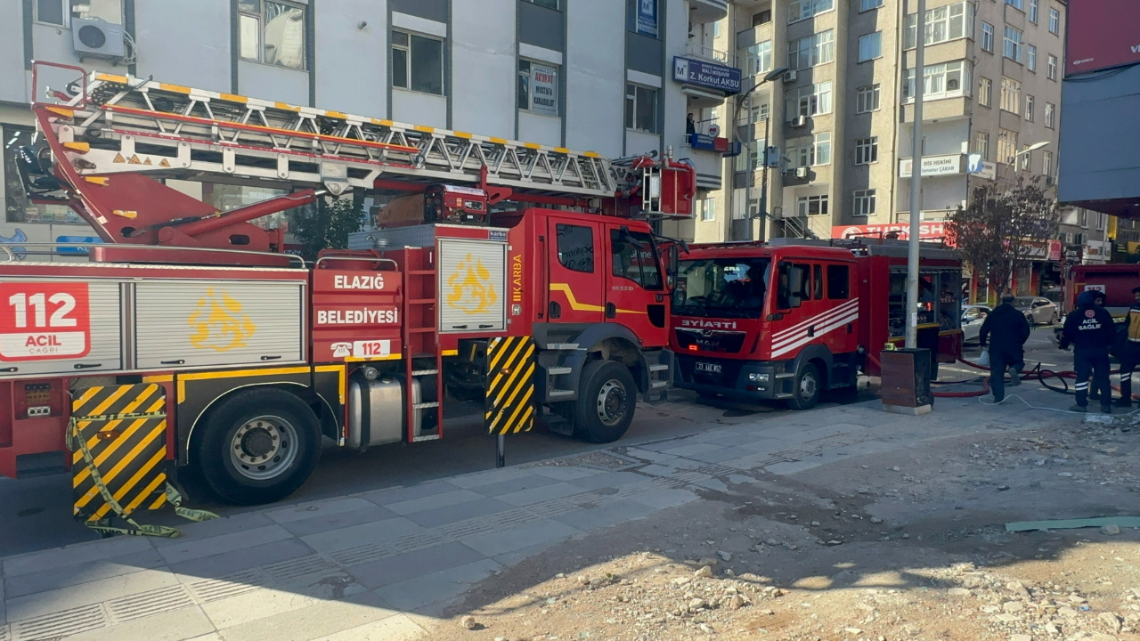 Elazığ’da Korkutan Depo Yangını: 4 Saat Sonra Söndürüldü