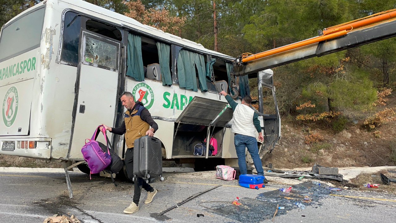 İlkokul Öğrencilerini Taşıyan Midibüs Devrildi, Yaralılar Var