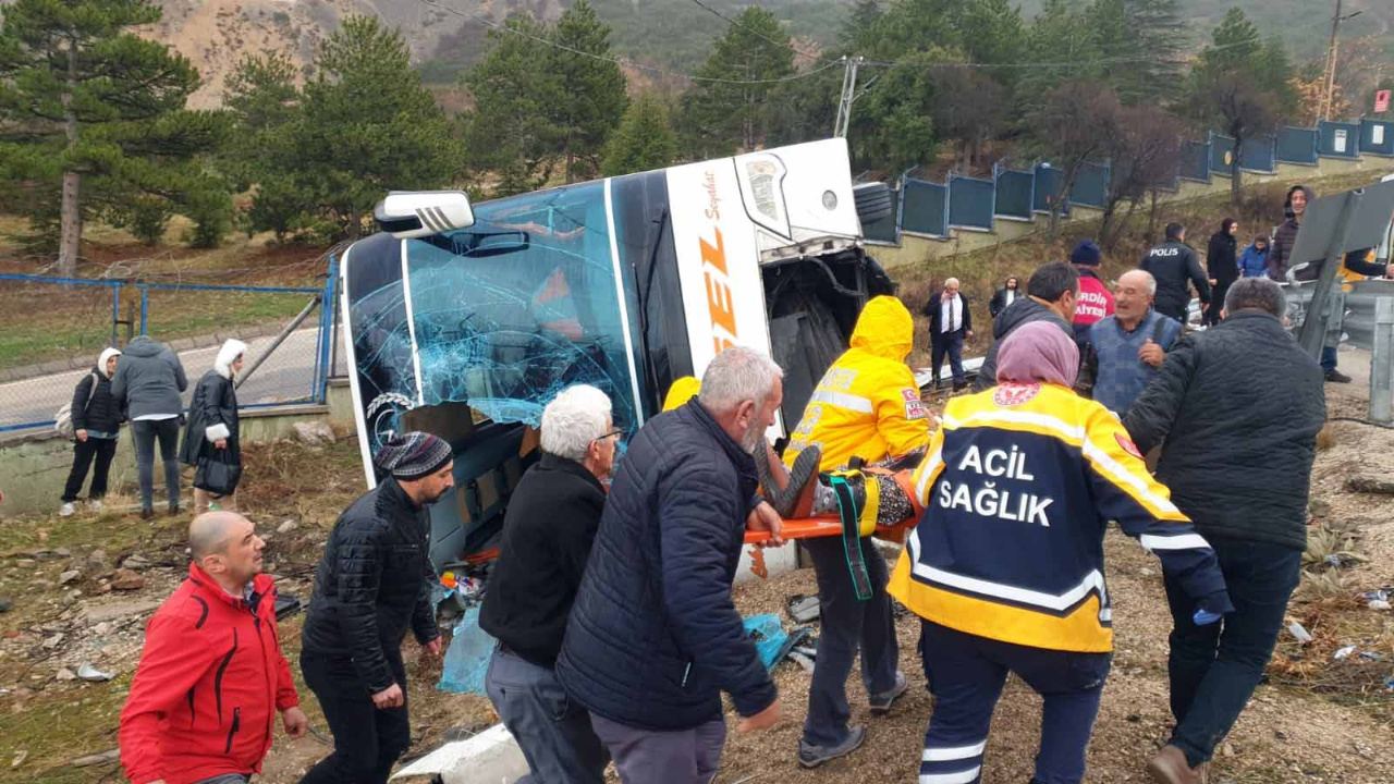 Isparta’da Yolcu Otobüsü Devrildi, Ölü ve Yaralılar Var