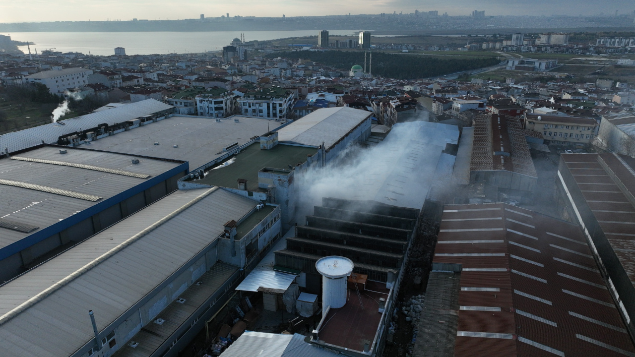 İstanbul Küçükçekmece’de Fabrika Yangını