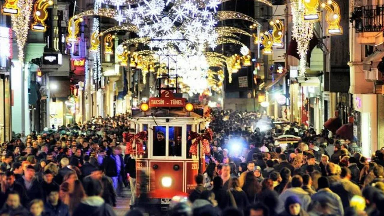 İstanbul Valiliği Yılbaşı Tedbirlerini Açıkladı: İşte Trafiğe Kapatılacak Yollar ve Alternatif Güzergahlar