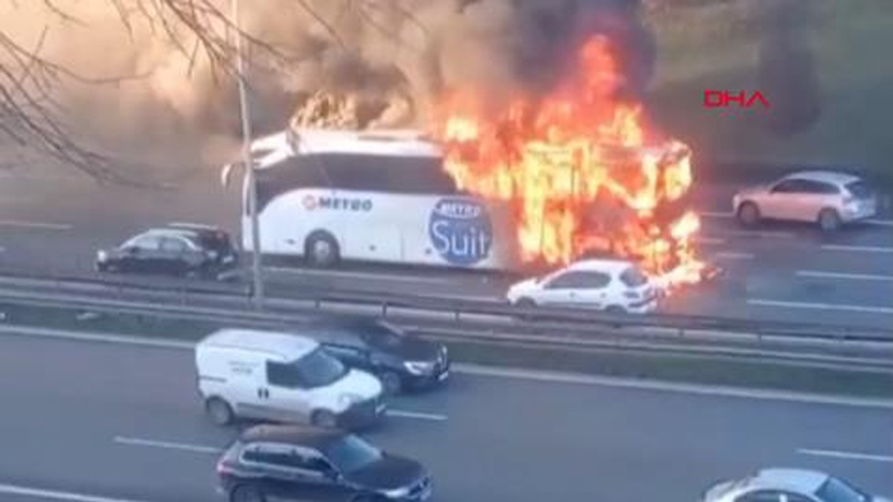 İstanbul’un Göbeğinde Korku Dolu Anlar! Seyir Halindeki Otobüs Alev Topuna Döndü