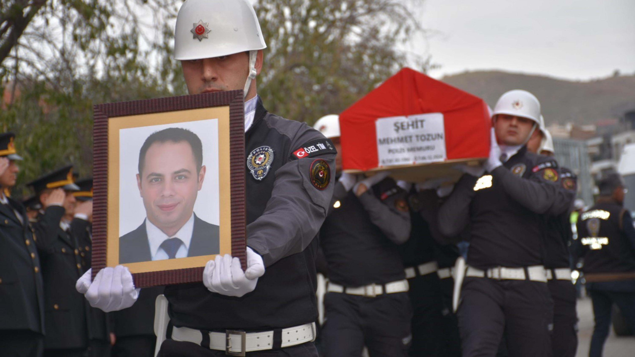 İzmir’de Şehit Düşen Polis Son Yolculuğuna Uğurlandı