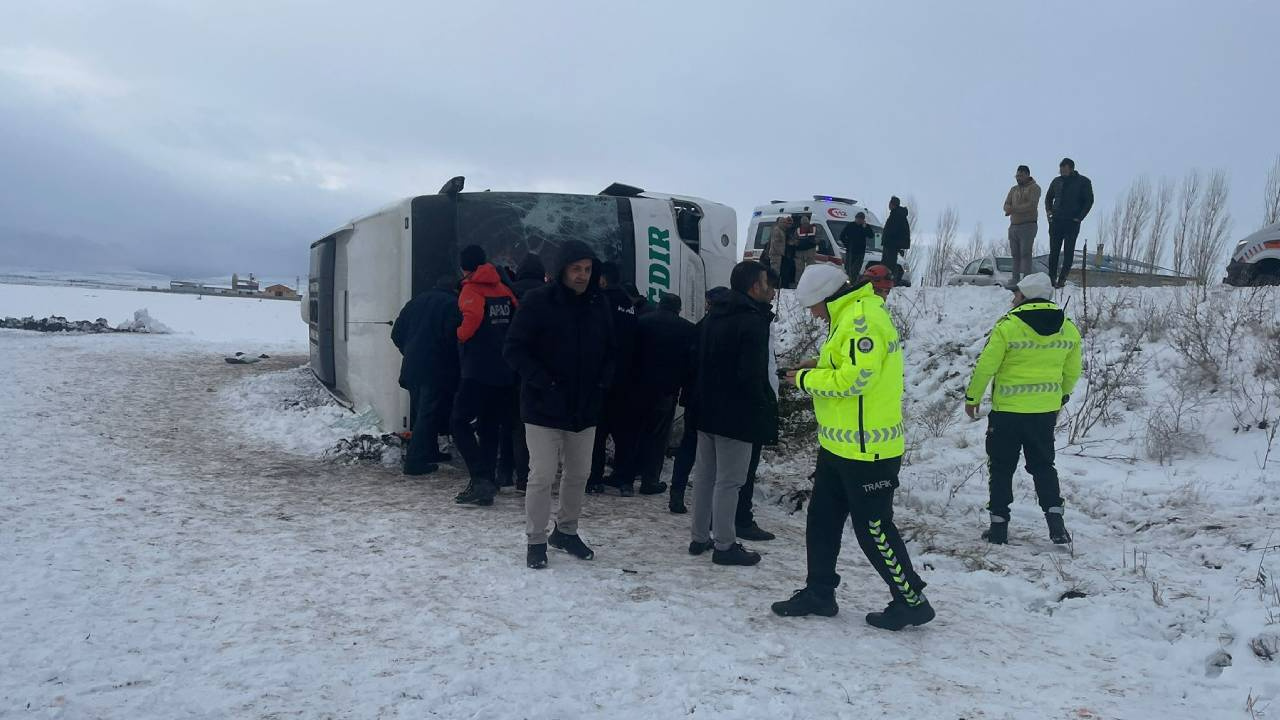 Kars’ta Yolcu Otobüsü Devrildi! Kaza Yerine Ekipler Sevk Edildi