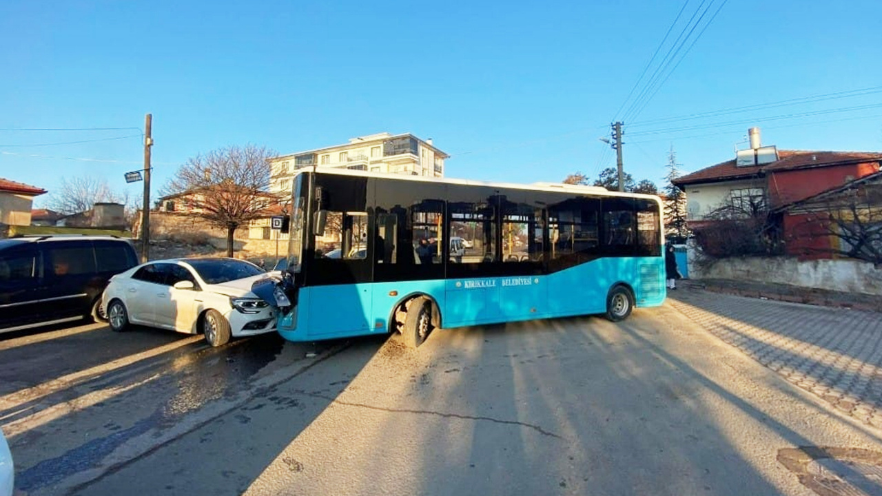 Kırıkkale’de Halk Otobüsü ile Otomobil Çarpıştı: Yaralılar Var