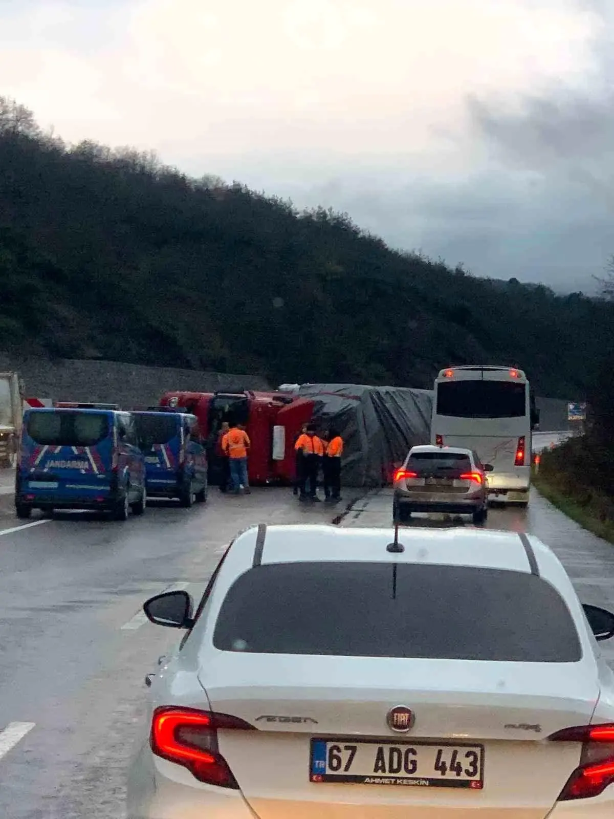 Zonguldak-Ankara kara yolunda kaza: Tır yan yattı, sürücü yaralı