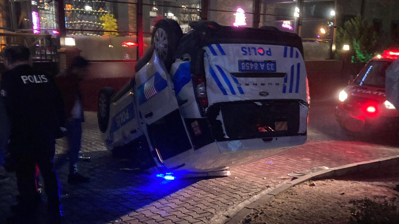 Mersin’de Kaza Ucuz Atlatıldı: Polis Aracı Ters Döndü