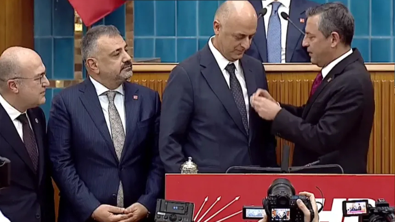 Özgür Özel, Ümit Özlale’ye CHP Rozetini Taktı