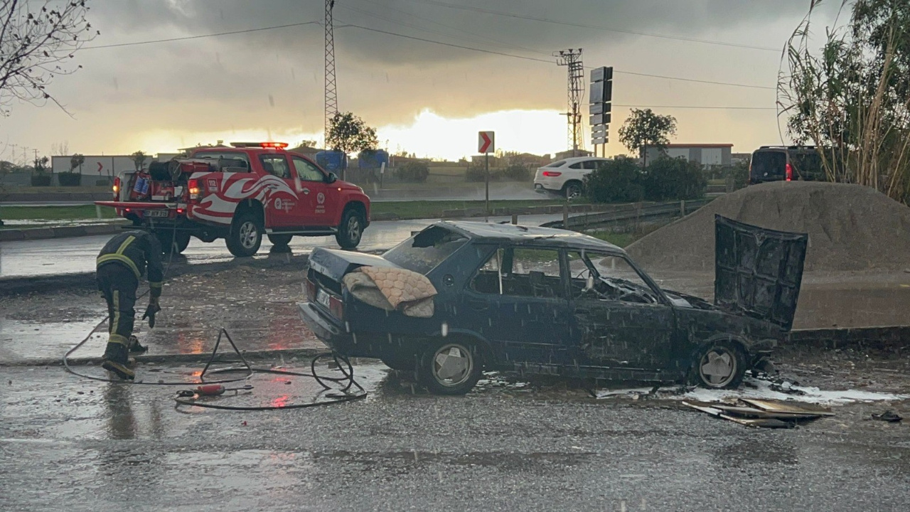 Park Halinde ve Hava Yağmurluyken Bir Anda Alev Aldı