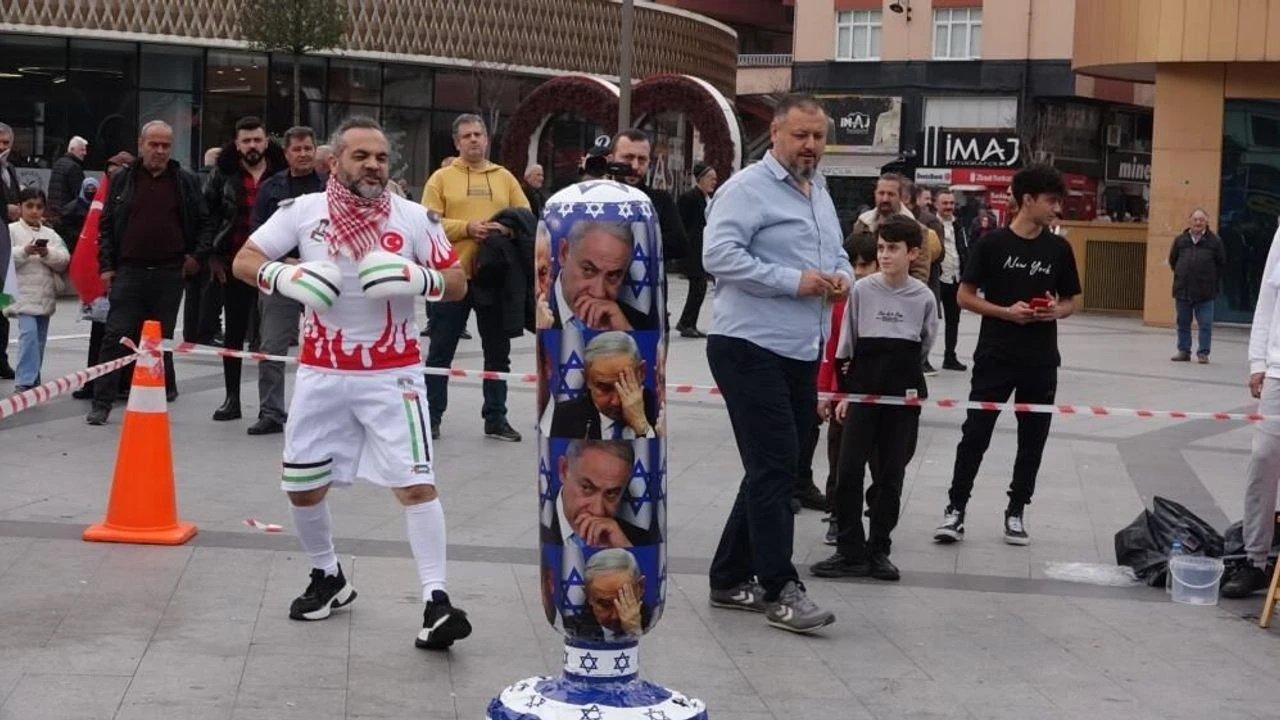 Rize’de İlginç Protesto! Netanyahu Baskılı Stantla ‘Boks Maçı’ Yaptı, Hakem Yardımıyla Nakavt Etti