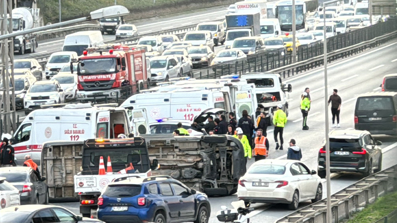 Sarıyer’de Korku Dolu Anlar! Okul Servisi Devrildi, Çok Sayıda Ekip Sevk Edildi