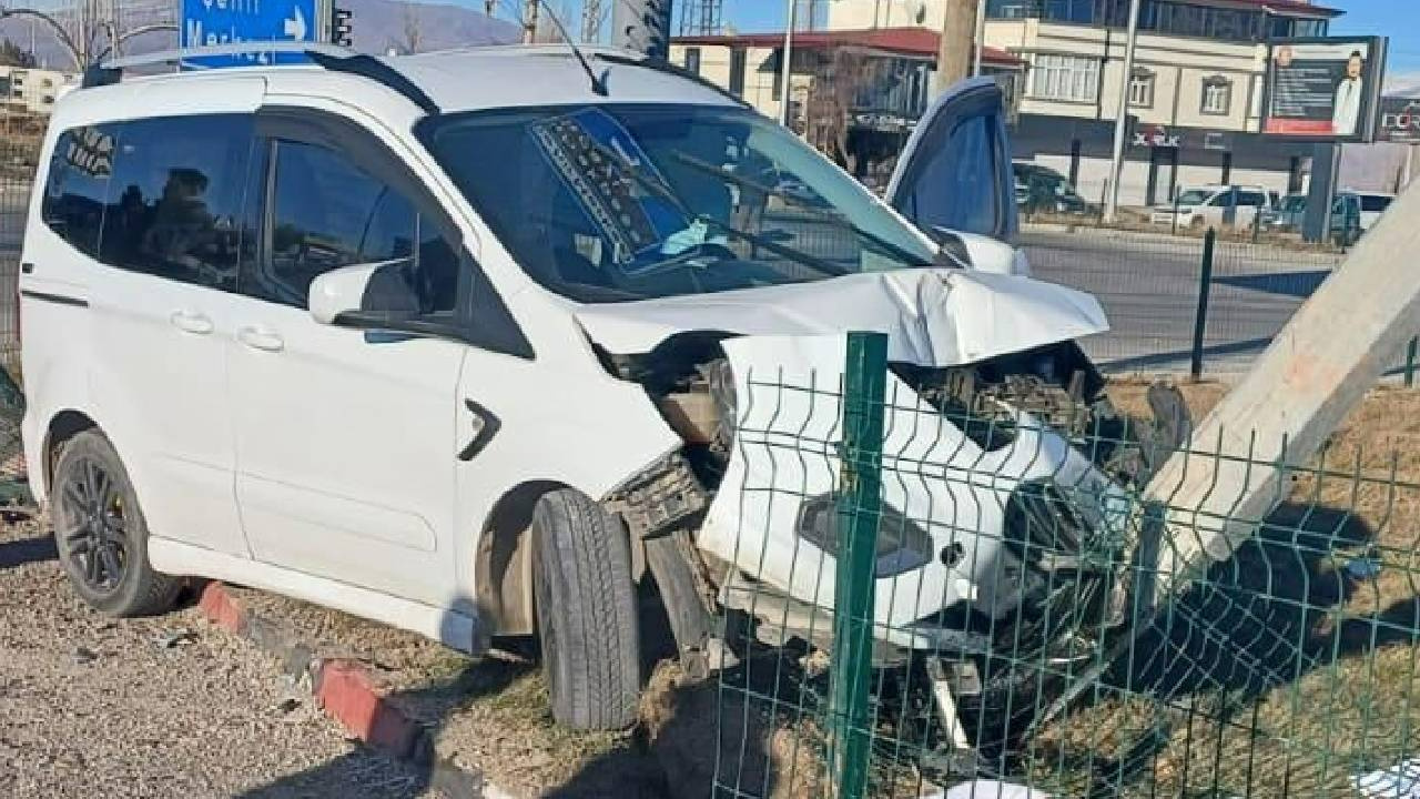 Sürücü Elektrik Direğine Çarptı! Araçtaki Üç Kişi Ölümden Döndü