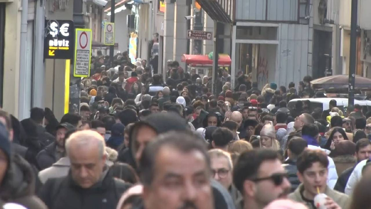 Taksim’de ‘Yılbaşı’ Seli! Adım Atılacak Yer Kalmadı, Herkes Akın Etti