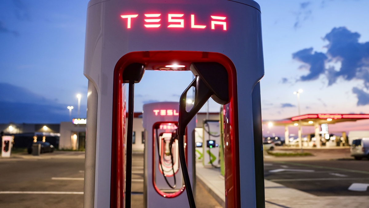 Elon Musk'tan Yeni Supercharger İstasyonu: Aracınızı Şarj Ederken Film İzleyin! - Tamindir