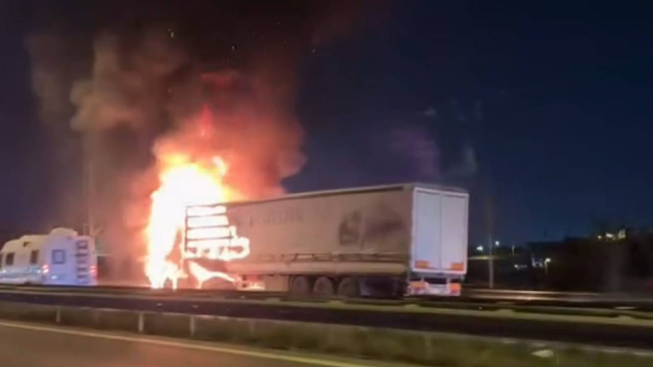 TIR Alev Aldı, Sürücü Canını Zor Kurtardı