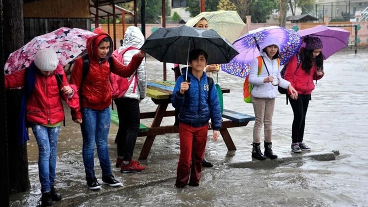 ‘Turuncu’ Alarm Verilmişti: Artvin’de Okullar Tatil Edildi