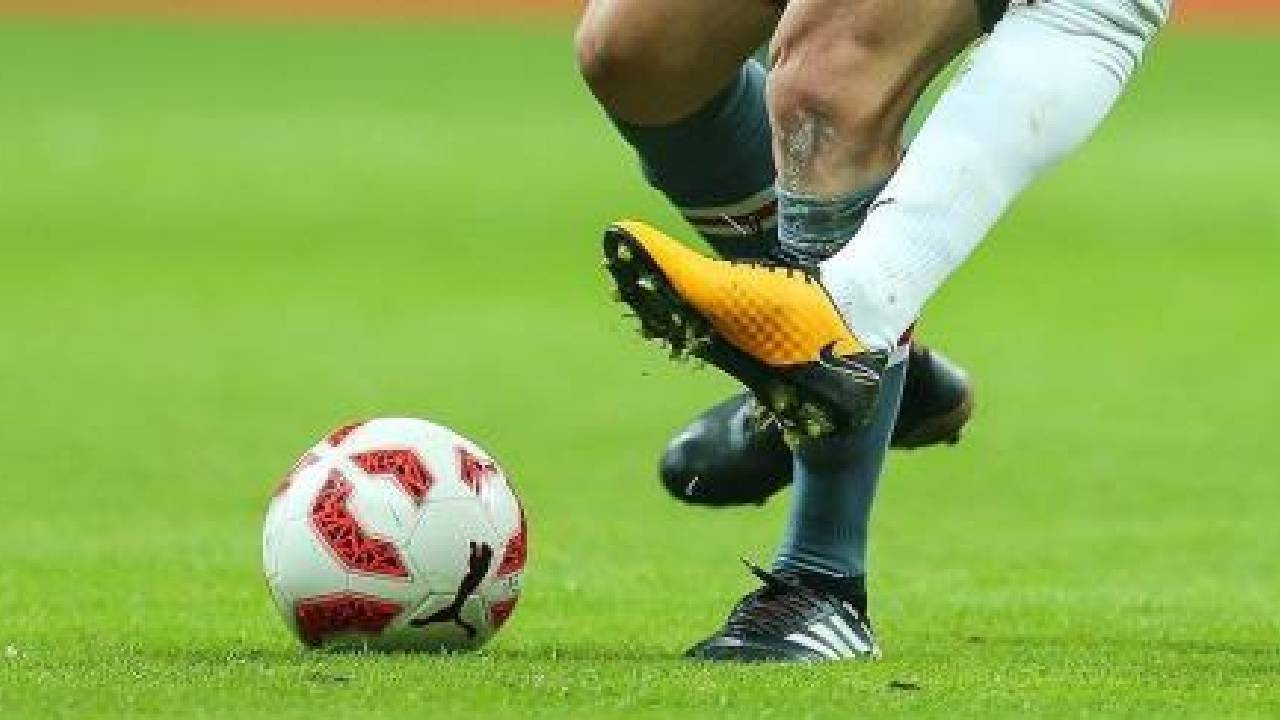 Ünlü Futbolcu Eşcinsel Olduğunu Duyurdu: Sevgilisiyle Aşk Pozlarını Paylaştı