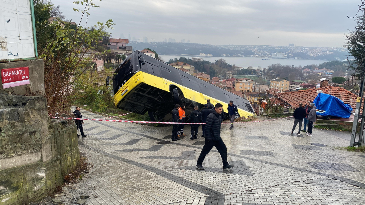 Yokuş Aşağı Kayan Otobüs Evin Bahçesine Düştü