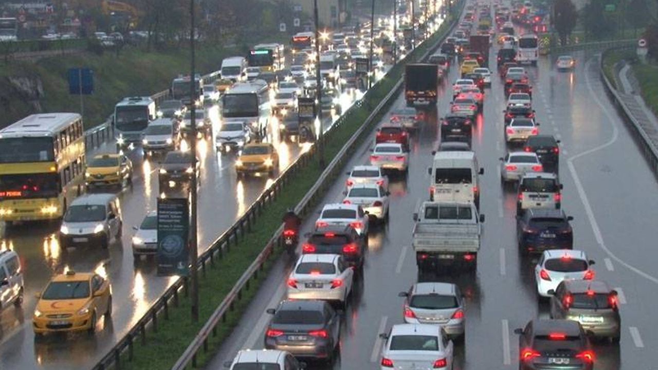 Yola Çıkacaklar Dikkat! İstanbul Güne Yağışla Başladı… Trafik Kilit