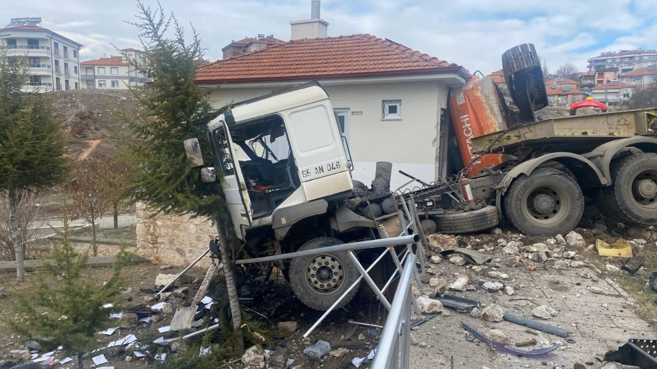 Yozgat’ta Freni Patlayan Tır, Kamu Binasına Çarptı: 2 Yaralı