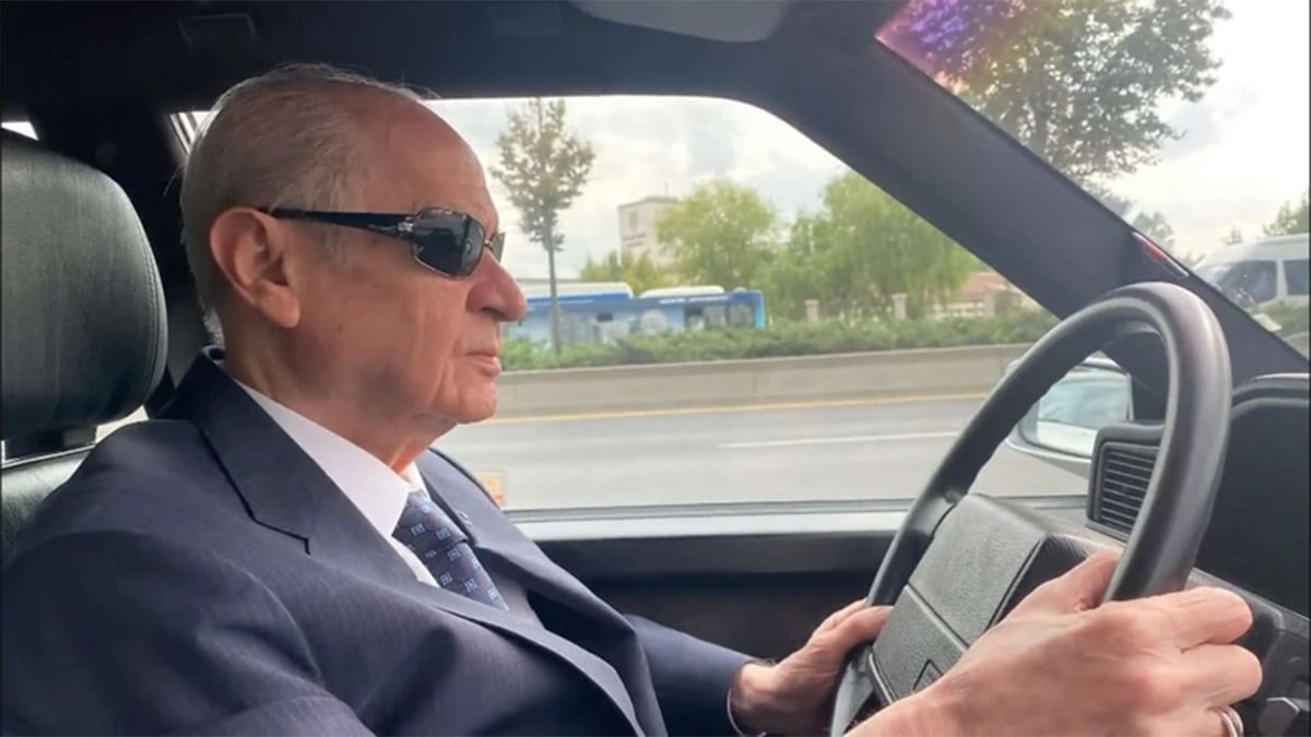 Bahçeli, Ferdi Tayfur şarkısı eşliğinde klasik otomobiliyle dolaştı