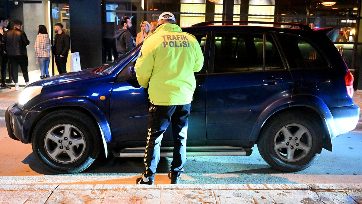 Trafikte bunun yasak olduğunu kimse bilmiyor! Polis yakaladığına cezayı basıyor