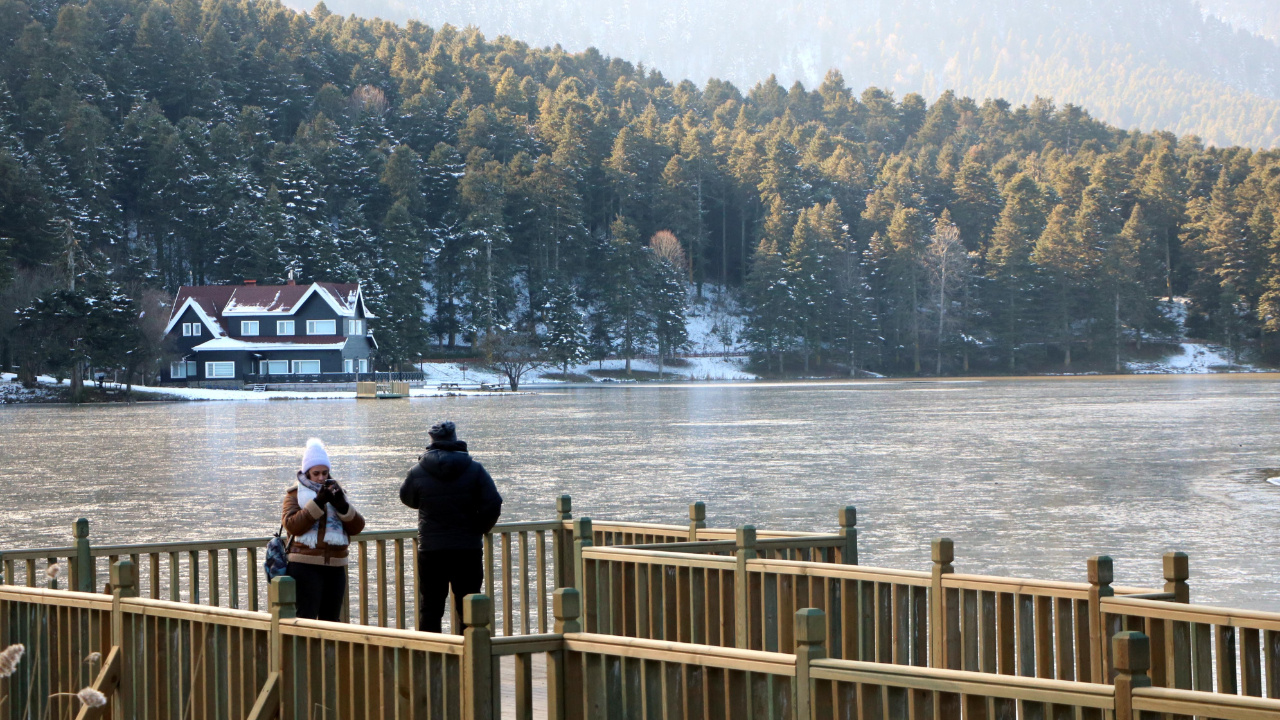 Bolu’da Soğuk Hava Etkili: Gölcük Tabiat Parkı’ndaki Göl Buz Tuttu