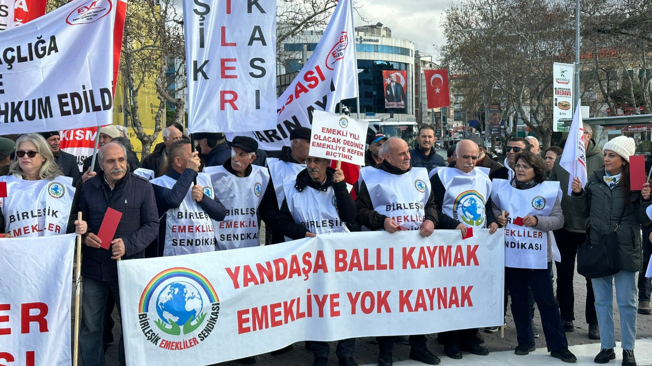 Emeklilerden Hükümete ‘Helvalı’ Protesto: ‘Emekli Öldü, Buyurun Cenaze Namazına’