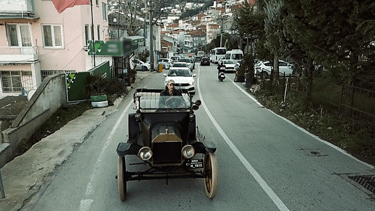 Gören Bir Daha Bakıyor! 110 Yaşındaki Otomobille Şehrin Sokaklarını Arşınlıyor