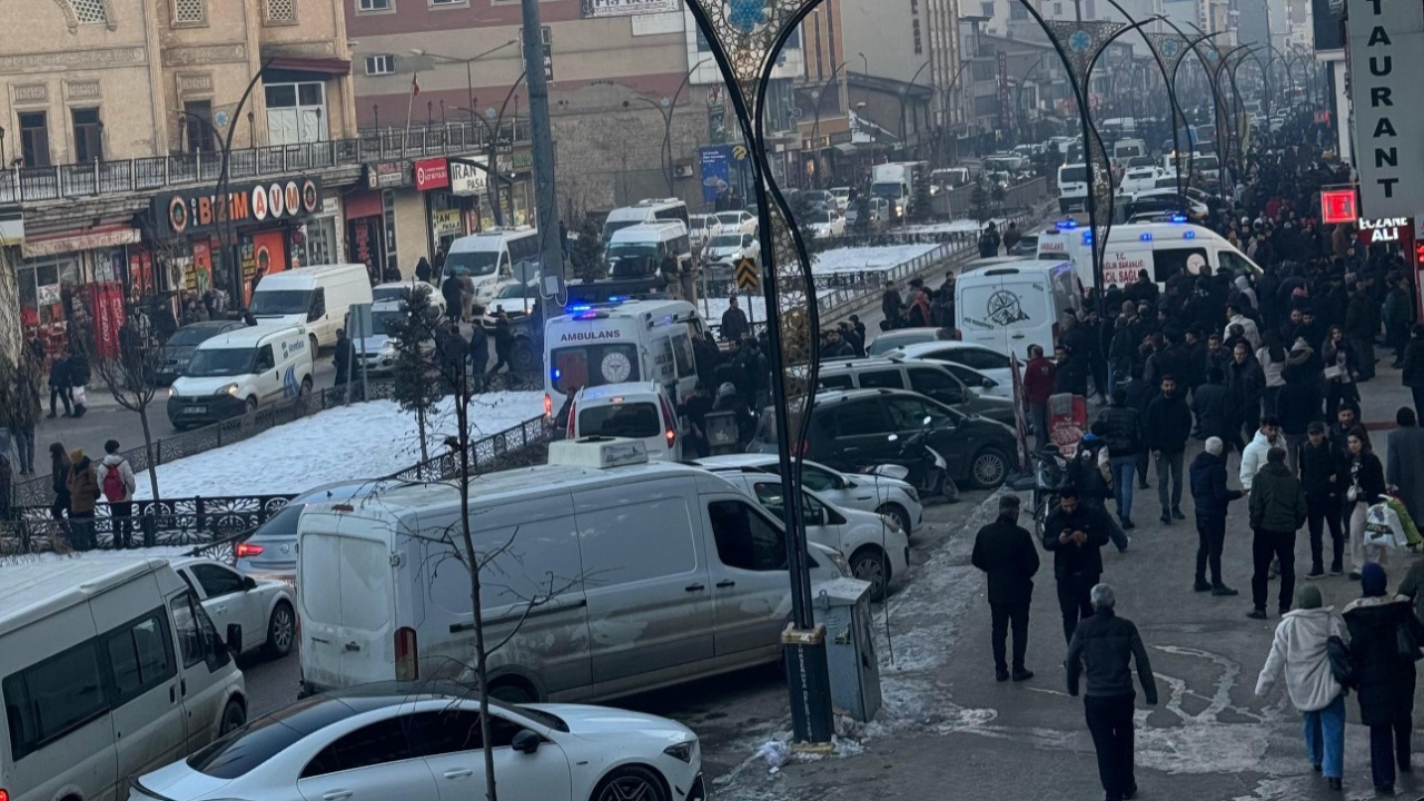 Hakkari’de Sokak Ortasında Bıçaklı Kavga: 1’i Kadın 3 Yaralı