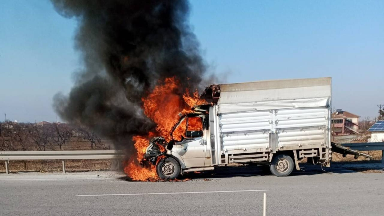 Hayvan Yüklü Kamyonet Alev Aldı