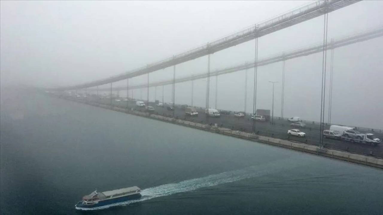 İstanbul Boğazı’nda Gemi Trafiğine Sis Engeli: Çift Yönlü Olarak Durduruldu