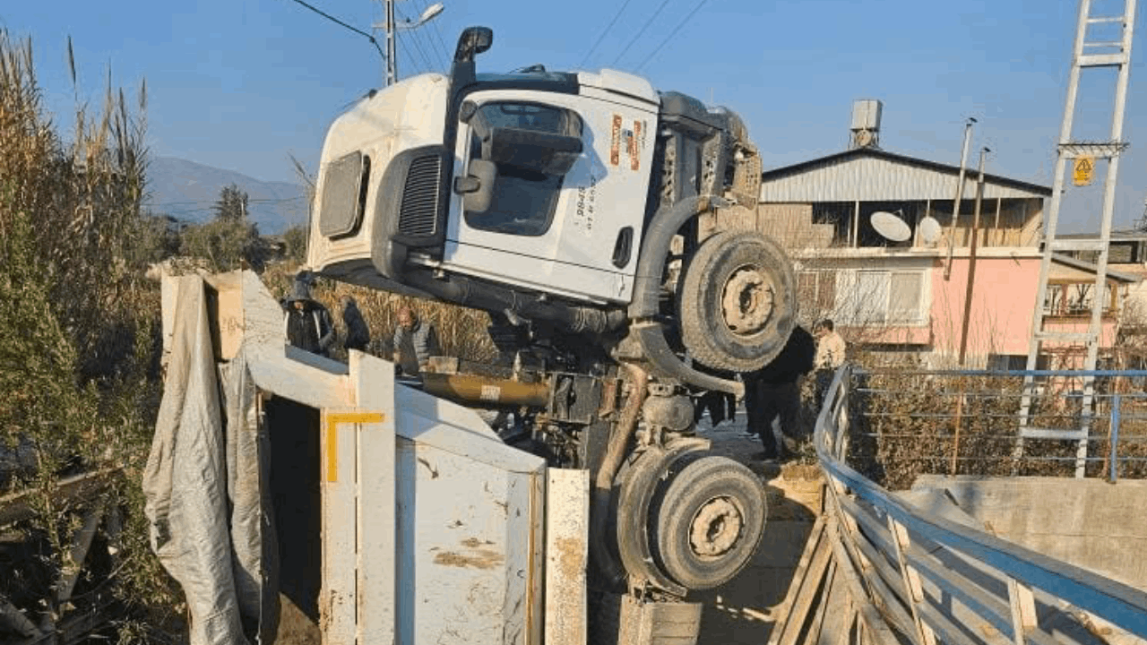 Köprü Çöktü, Kamyon Dereye Düştü