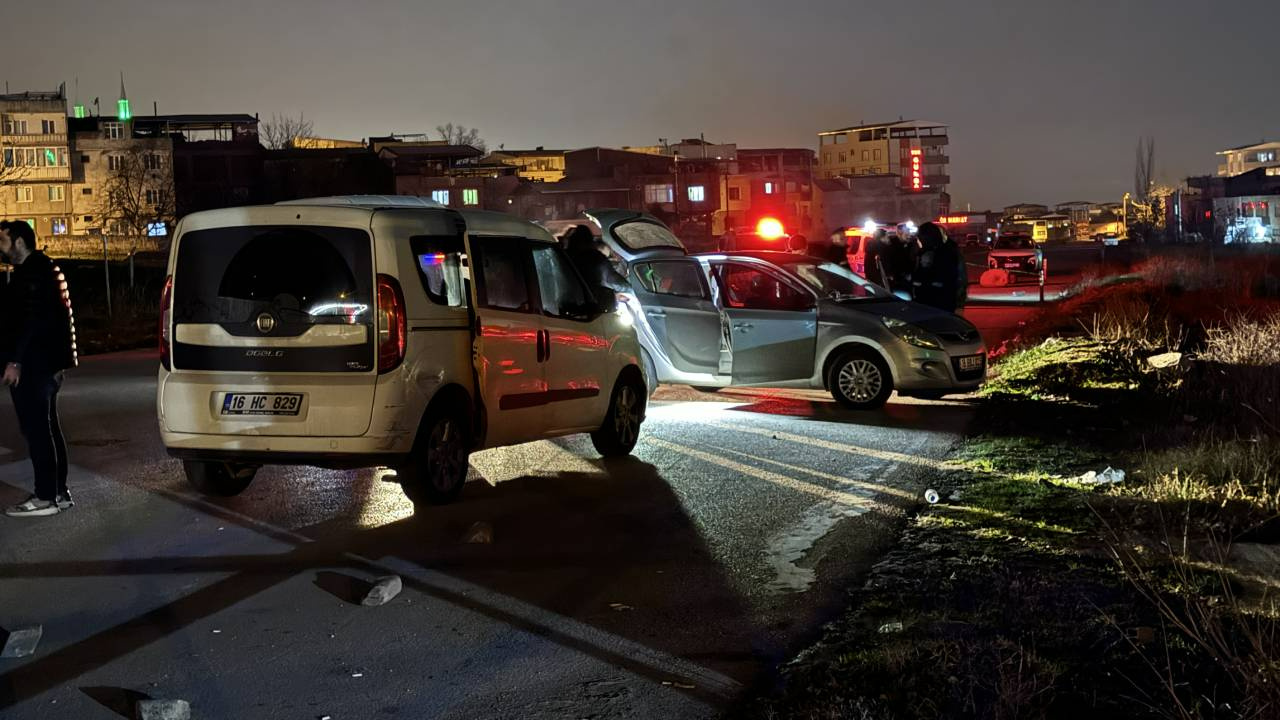 Otomobilde Silahla Vurulmuş Halde Bulunan Genç Kadın Hastanede Hayatını Kaybetti