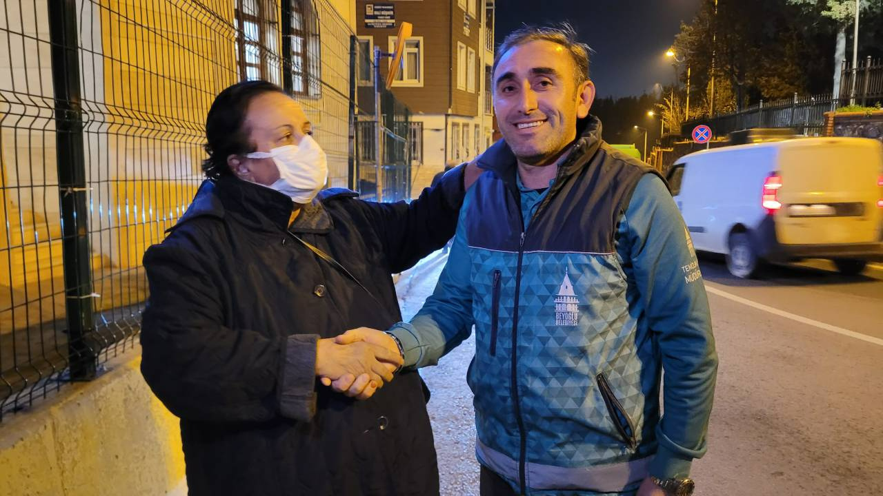 Temizlik Yaparken Buldu Gözlerine İnanamadı, İçi Altın Dolu Çantanın Hikayesi Karakolda Ortaya Çıktı