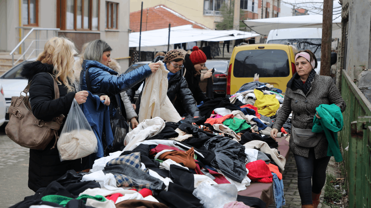 Vatandaşlar Sokak Hayvanları İçin Seferber Oldu, Pazarda Tezgah Açtı