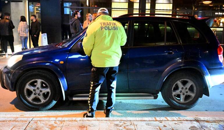 Trafikte telefonla konuşan şimdi yandı! Trafik cezaları ağırlaştırılıyor