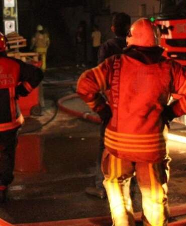 Beyoğlu’nda 6 katlı binada korkutan yangın: Mahsur kalan 2 kişi kurtarıldı