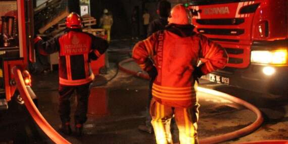 Beyoğlu’nda 6 katlı binada korkutan yangın: Mahsur kalan 2 kişi kurtarıldı