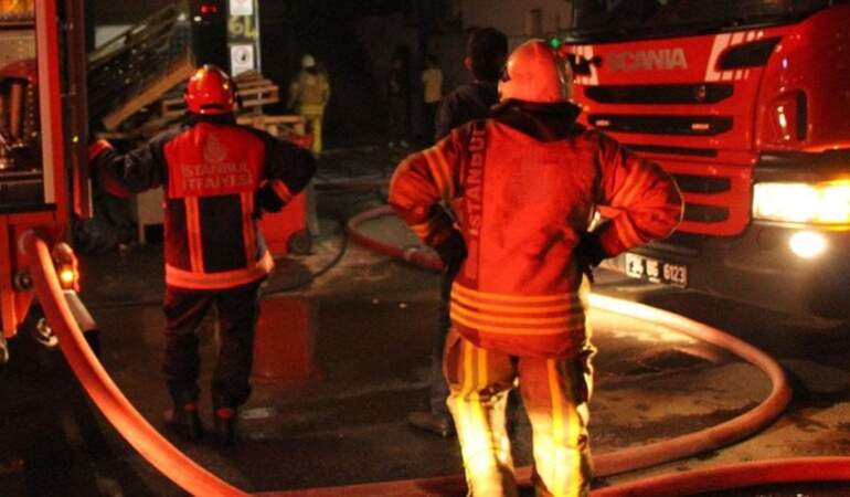 Beyoğlu’nda 6 katlı binada korkutan yangın: Mahsur kalan 2 kişi kurtarıldı