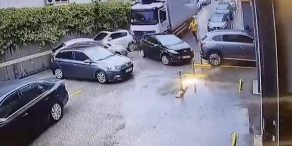 Arabasını oraya park eden pişman oldu! Park halindeki kamyon bir anda harekete geçti: 5 araç durduğu yerde zarar gördü