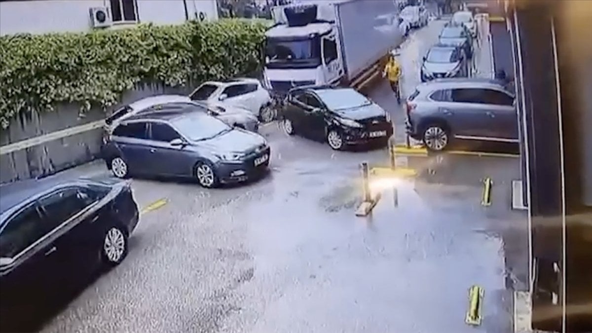 Arabasını oraya park eden pişman oldu! Park halindeki kamyon bir anda harekete geçti: 5 araç durduğu yerde zarar gördü
