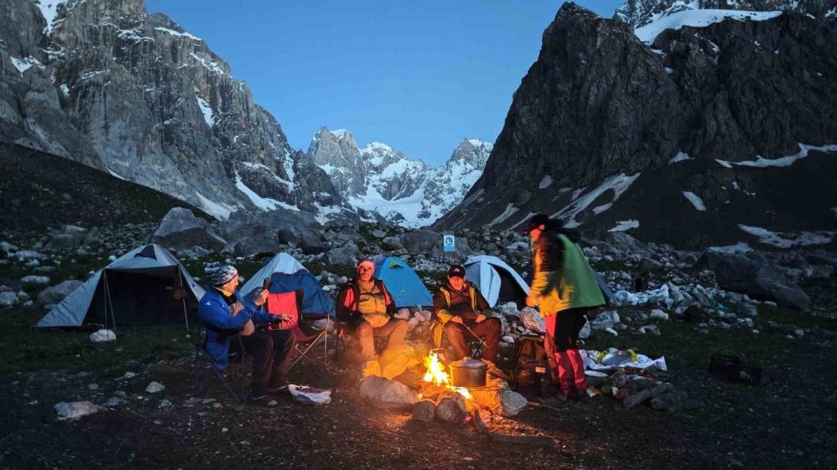 Doğu’nun gözbebeği! 20 bin yıllık buzullar: Hakkari’nin doğal güzelliği, çadırını alan oraya koşuyor