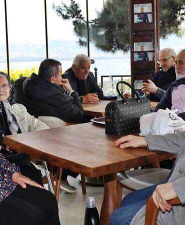 Bu ilçede 60 yaş üzerime çay, kahve, simit ücretsiz oldu! 3 hafta önce açıldı, yoğun ilgi görüyor