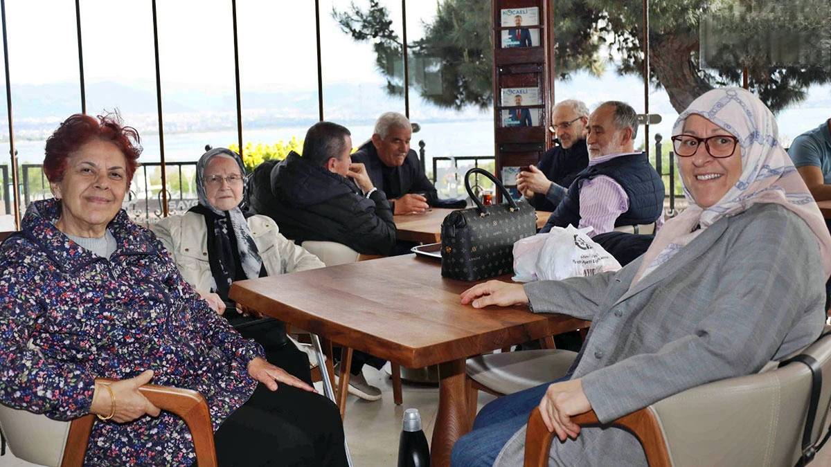 Bu ilçede 60 yaş üzerime çay, kahve, simit ücretsiz oldu! 3 hafta önce açıldı, yoğun ilgi görüyor