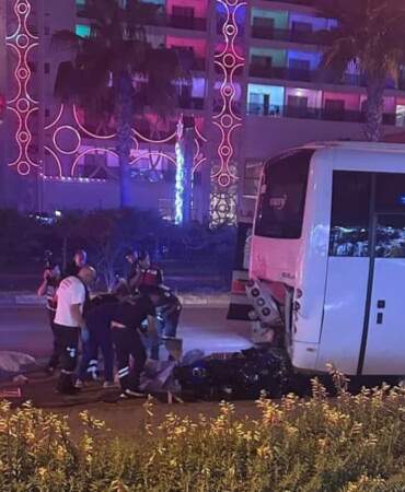 Antalya’da feci kaza: Park halindeki midibüse çarpan motosikletteki 2 kişi öldü